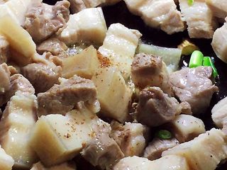 7、红烧肉,放入花椒粉