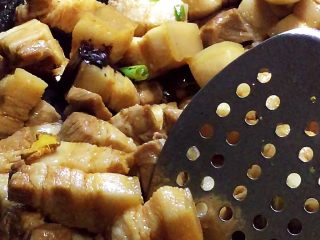 10、红烧肉,放入老抽翻炒片刻