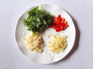 1、豆皮金针菇,香菜切小、小米椒切圈、蒜瓣生姜切末备用
