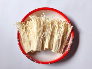 2、豆皮金针菇,金针菇洗净去根部掰小捆