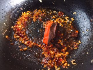 7、豆皮金针菇,再放入1块火锅底料