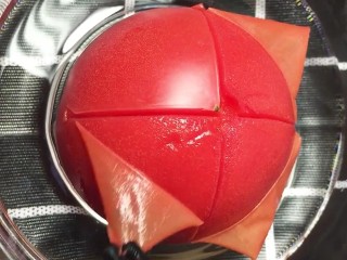 2、酸辣汤,把外皮剥掉