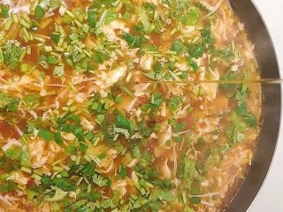 12、酸辣汤,再琳入蛋液，然后关火撒点香葱，香菜，琳点香油即可