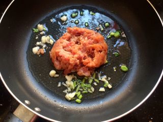 9、家常肉末豆腐,加入肉末