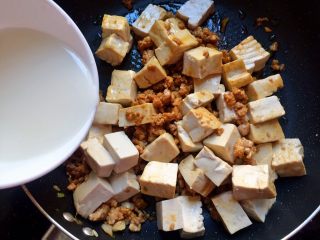 15、家常肉末豆腐,淀粉水倒入锅勾芡