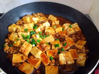 17、家常肉末豆腐,大火收汁,放葱叶