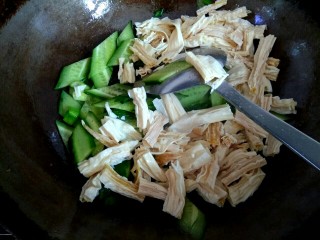 9、海米腐竹炒黄瓜,加入腐竹翻炒