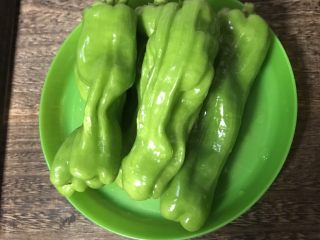 3、辣椒炒肉,辣椒5个去籽洗净