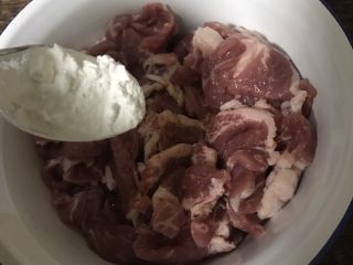 9、辣椒炒肉,一小勺生粉