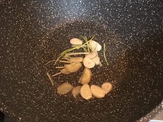 14、辣椒炒肉,爆香葱姜蒜