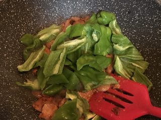 17、辣椒炒肉,倒入辣椒片翻炒片刻