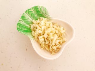 2、超级下饭菜  油焖尖椒,把蒜瓣切成蒜末