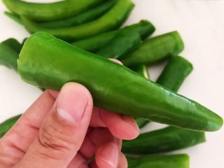 6、超级下饭菜  油焖尖椒,把辣椒蒂切掉