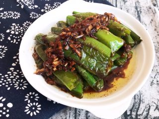 25、超级下饭菜  油焖尖椒,油焖尖椒香辣适宜，和米饭是绝配，超级完美的下饭菜~