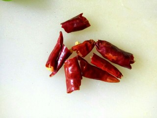 3、干锅菜花,干红辣椒切小段