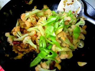 13、干锅菜花,放入尖椒翻炒