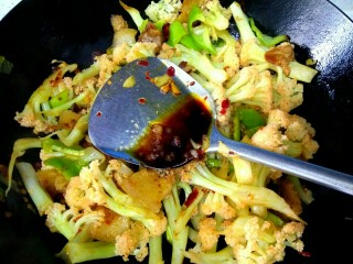 14、干锅菜花,放入两勺生抽，两勺料酒，一勺糖，大火翻炒均匀关火出锅