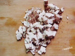 1、蛋皮包饭,新鲜大香菇去根洗干净，切成小丁待用