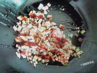 4、蛋皮包饭,肉馅变色后，放入香菇。耗油、酱油、黑胡椒粉进行翻炒