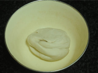 1、烫面牛柳卷饼,所有的食材准备好，将两种面粉都放入容器.加入水，搓揉成光滑的面团，盖上保鲜膜醒10分钟