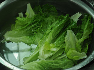 2、烫面牛柳卷饼,趁醒面团的时候准备卷的菜，生菜清洗干净，沥干水备用