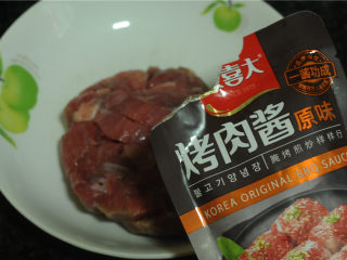 3、烫面牛柳卷饼,牛肉倒入碗里，加两勺烤肉酱