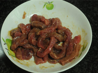 4、烫面牛柳卷饼,抓揉均匀，腌制10分钟