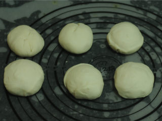 5、烫面牛柳卷饼,待烫面团冷却变软，分切成6个小剂子，揉圆