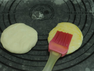 6、烫面牛柳卷饼,将面团稍微按压成扁圆形，在一个剂子上面均匀地刷上油