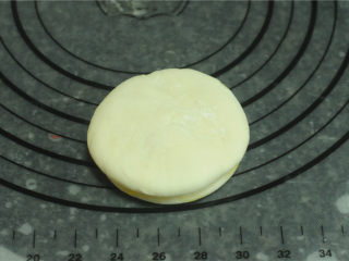 7、烫面牛柳卷饼,盖上另一个剂子，用擀面杖擀成薄薄的圆饼