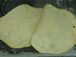 9、烫面牛柳卷饼,取出，轻轻撕开，用毛巾覆盖，保持饼的柔软，继续将其他的饼都煎好