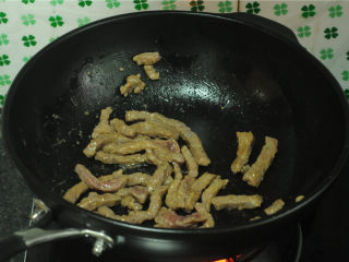 10、烫面牛柳卷饼,油锅烧热，炒熟牛柳