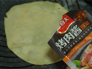 11、烫面牛柳卷饼,煎饼上刷上少许的烤肉酱