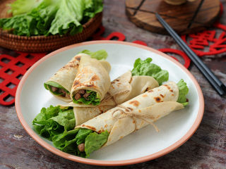 13、烫面牛柳卷饼,香喷喷的牛柳卷饼就做好了