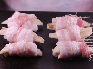 8、五花肉拿来这样做，比红烧肉还要好吃百倍！,将卷好的五花肉卷放入盘中（假排骨的形状就出来啦）