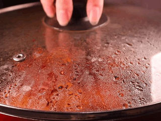 15、五花肉拿来这样做，比红烧肉还要好吃百倍！,倒入半杯的清水，煮开后盖上盖子小火焖15分钟左右。