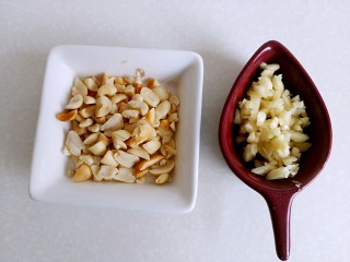 6、菠菜鸡蛋卷,花生仁用刀压粒，蒜切碎