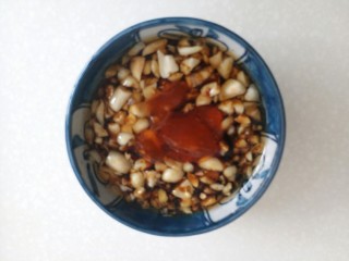 7、菠菜鸡蛋卷,材料放入调味汁里面