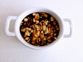 8、菠菜鸡蛋卷,搅拌均匀后倒入小碗里