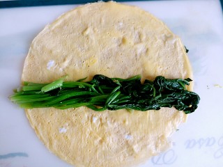 10、菠菜鸡蛋卷,将菠菜整理好后放在鸡蛋饼上