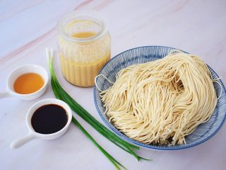 1、花生酱拌面,准备好材料