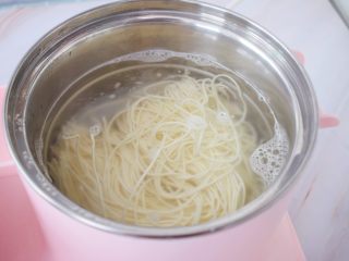 2、花生酱拌面,锅中烧开水，再放入面条
