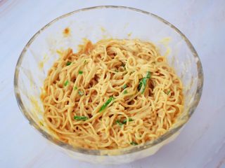 8、花生酱拌面,把面条捞出沥干水分放入容器中，再把刚才炒好的花生酱加入面条中，再放入葱花，拌匀即可