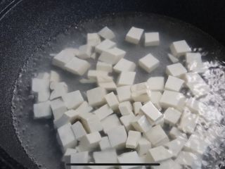 2、麻辣鲜香的麻婆豆腐,另起一锅烧水,加入少量盐,下豆腐,待水再次烧开,捞起豆腐,放入凉水