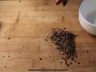 3、麻辣鲜香的麻婆豆腐,青花椒小火炒香后,切成粉末状,颗粒不要太小