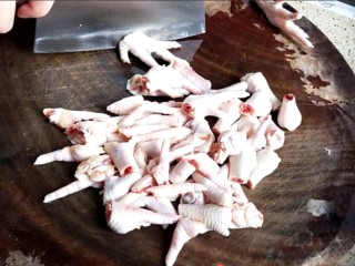 3、香卤鸡爪,把鸡爪砍成小段，方便吃！