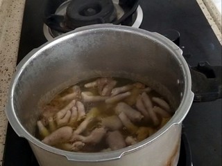 8、香卤鸡爪,待自然下气后，打开盖子搅拌