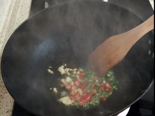 11、香卤鸡爪,起锅放入油、蒜末、青椒、红辣椒煸炒