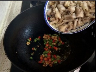 12、香卤鸡爪,爆炒出香味后，放入鸡爪