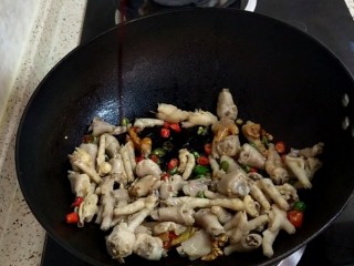 13、香卤鸡爪,煸炒均匀后，滴入两勺酱油